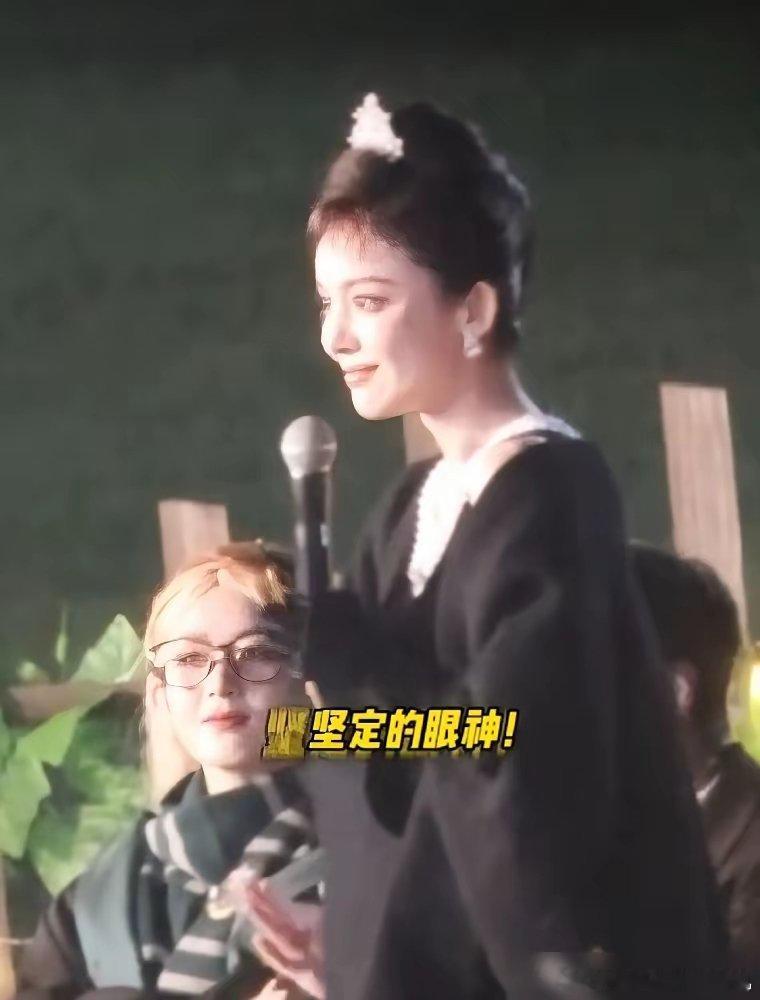 赵丽颖一脸无奈的看着古力娜扎像极了甄嬛看着祺嫔的发疯的样子～赵丽颖歪着头斜眼瞅着