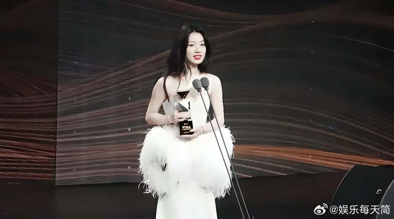 一觉醒来，​​​单依纯传来了好消息！​​​不是她又发了新歌，而是她在WMA拿奖了