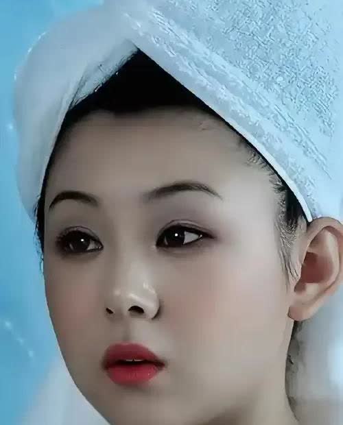 李小萌，堪称娱乐圈里最干净的女星，她以洁身自好著称，出道20多年从不拍吻戏，她的