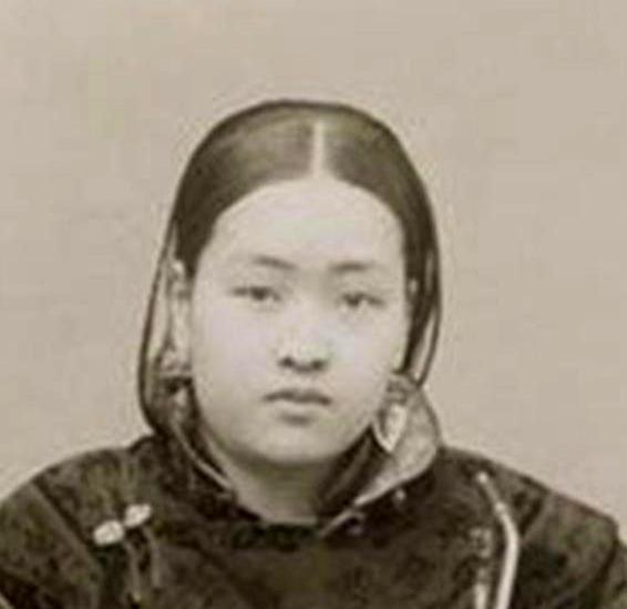1936年深冬，抗联第1师陷入日寇铁壁合围，李荆璞师长带队浴血突围之际，身后的女