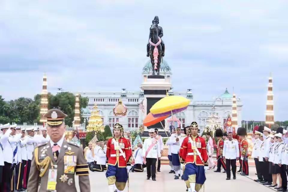 泰王出行遭“突袭”，苏提达被派去问情况，欧拉弄撞色王后有深意
