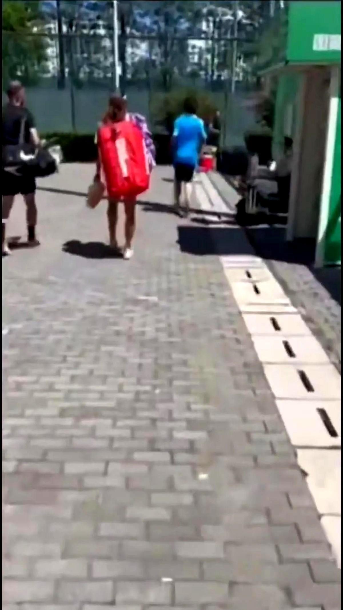 郑钦文在温网首轮被淘汰后，不得不回国投入训练。从现场照片来看，她训练的场地像