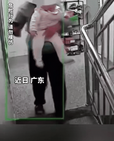 心也太大了！广东，一老人在下楼时，一边看手机一边抱着孙女，没想到，一脚踩空后孙女