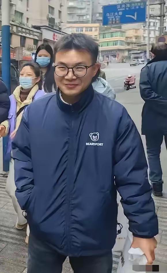 好奇去查了下龚宝冬，重庆彭水山体崩塌时逆行救人的网格员，原来26岁的他是一位