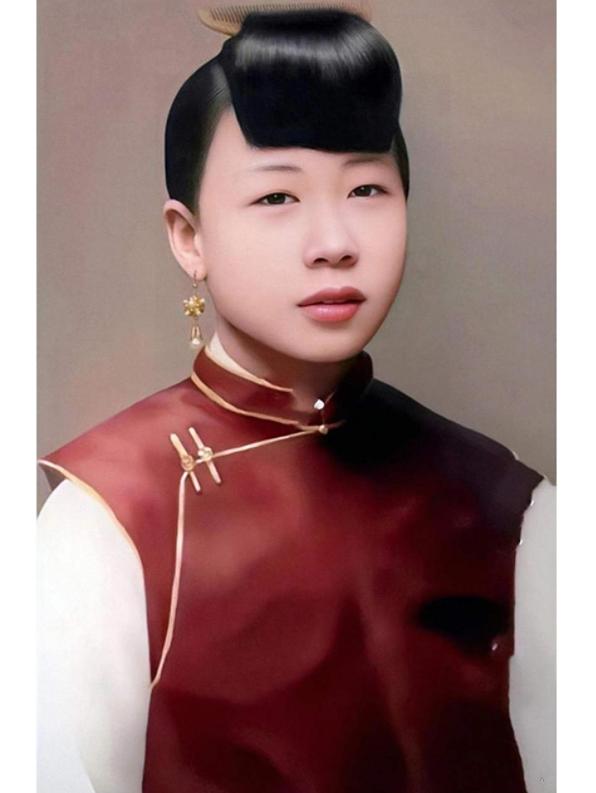 1935年，34岁张学良在北京一高级饭店，宴请65岁潦倒青楼女，许多人出席。女友