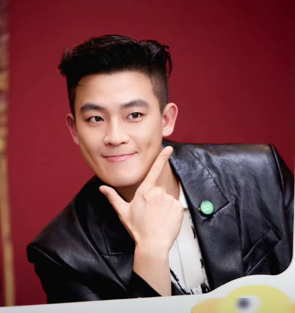 离开马思纯后，33岁至今未婚的欧豪，彻底杀疯了。不碰绯闻，闷声搞钱。现在跟他搭戏的，全是一线大花，赵