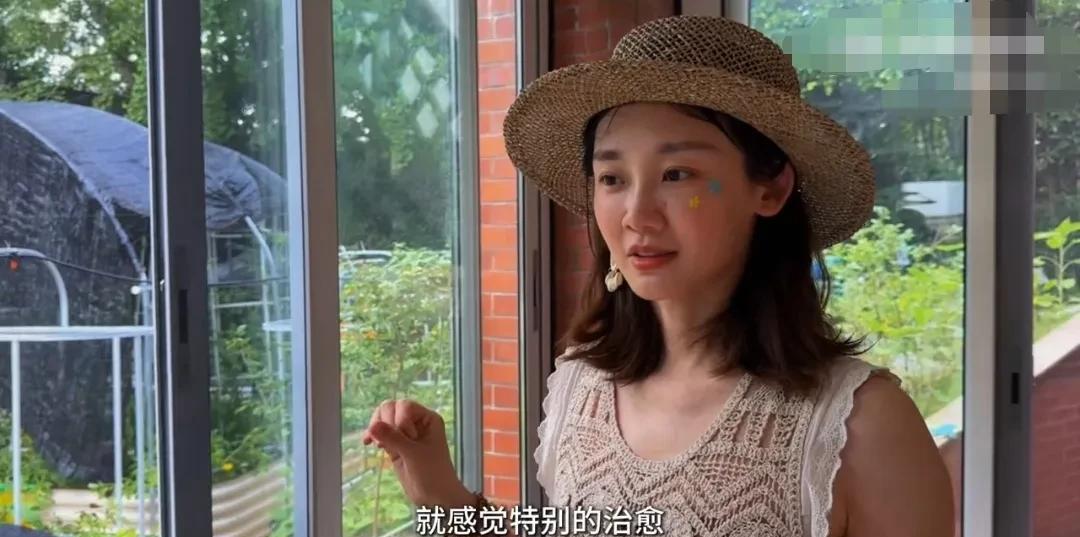 苗苗精力十足，把家里的花园改成了农场。苗苗的小小农场要啥有啥，就像一个百宝箱一