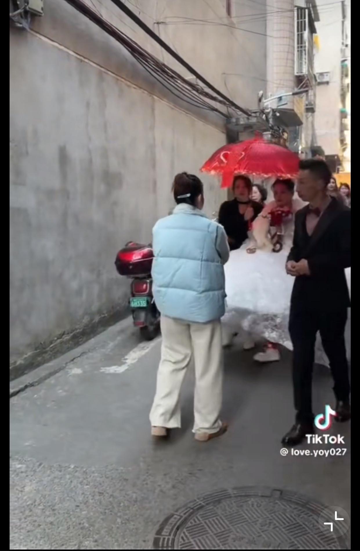 近日福建，一对新人结婚当天，新娘在出嫁的路上被堵要债，但对方不认账！据视频中