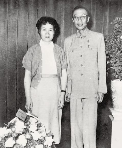 1962年，56岁溥仪迎娶38岁女护士李淑贤。新婚之夜溥仪开着100瓦的灯泡，一