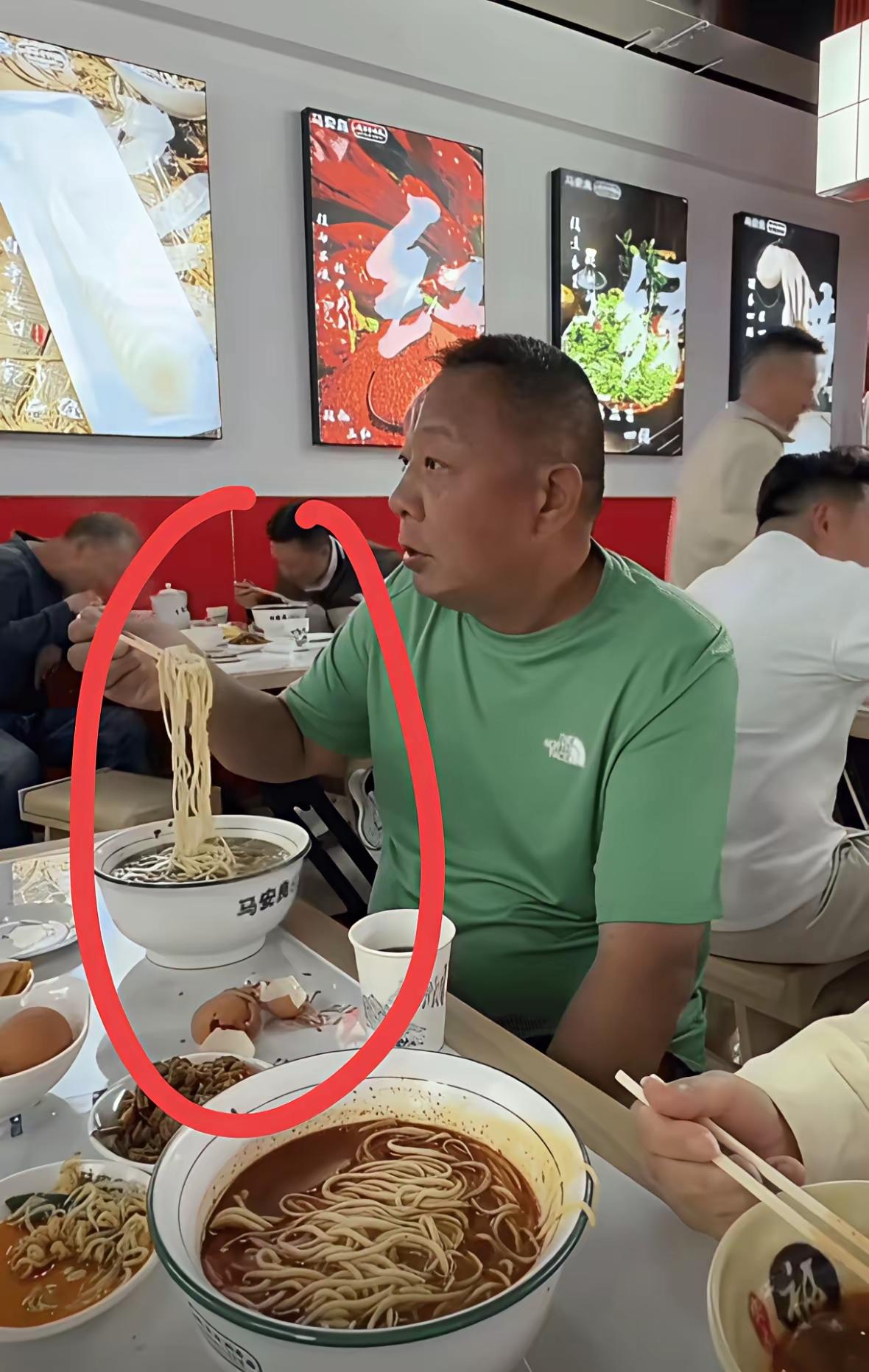 原来顶级有钱人也喜欢吃面。