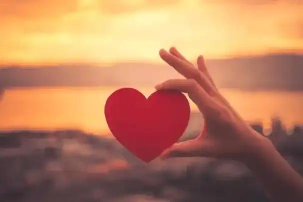 女人动了真心，藏在这10个小细节里爱从来不是嘴上的甜言蜜语，而是藏在日常里