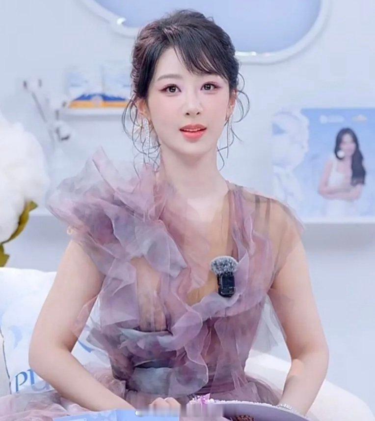 杨紫今晚直播造型，生命树杀青后第一场活动，状态如何？杨紫直播​​​
