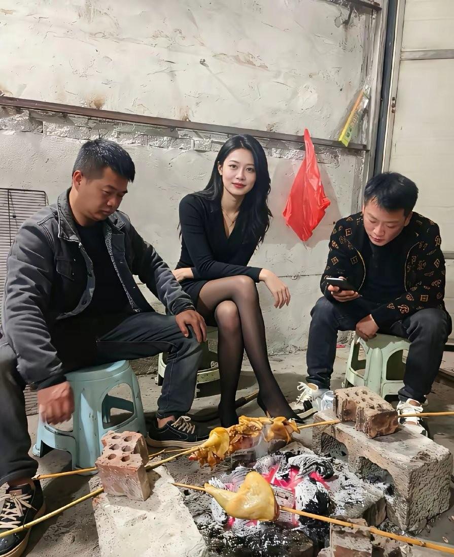 冬日暖炉，围坐取暖，笑语欢声