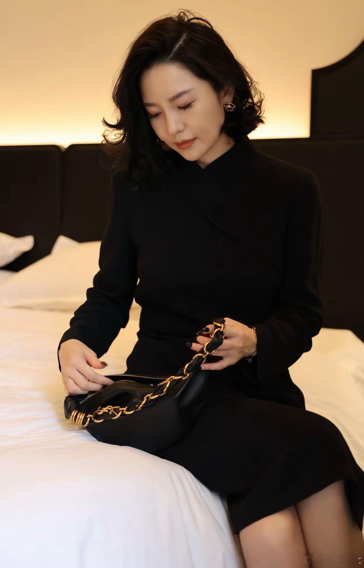 高跟黑丝老板娘