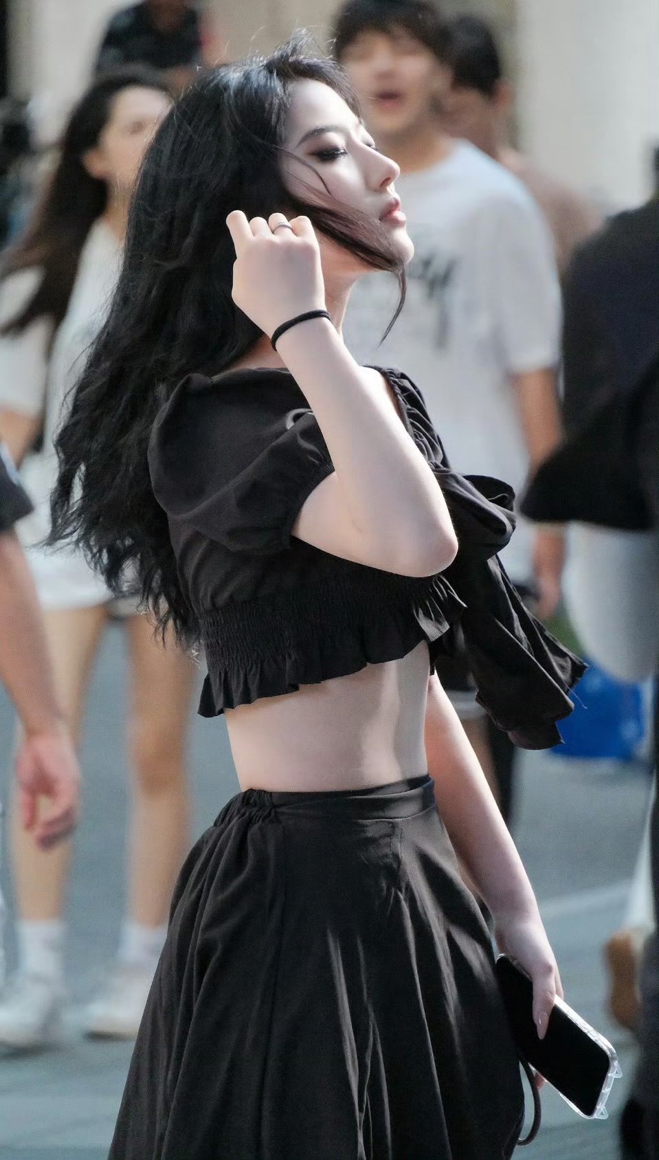街头美女回头率很高，时尚又养眼。​​​