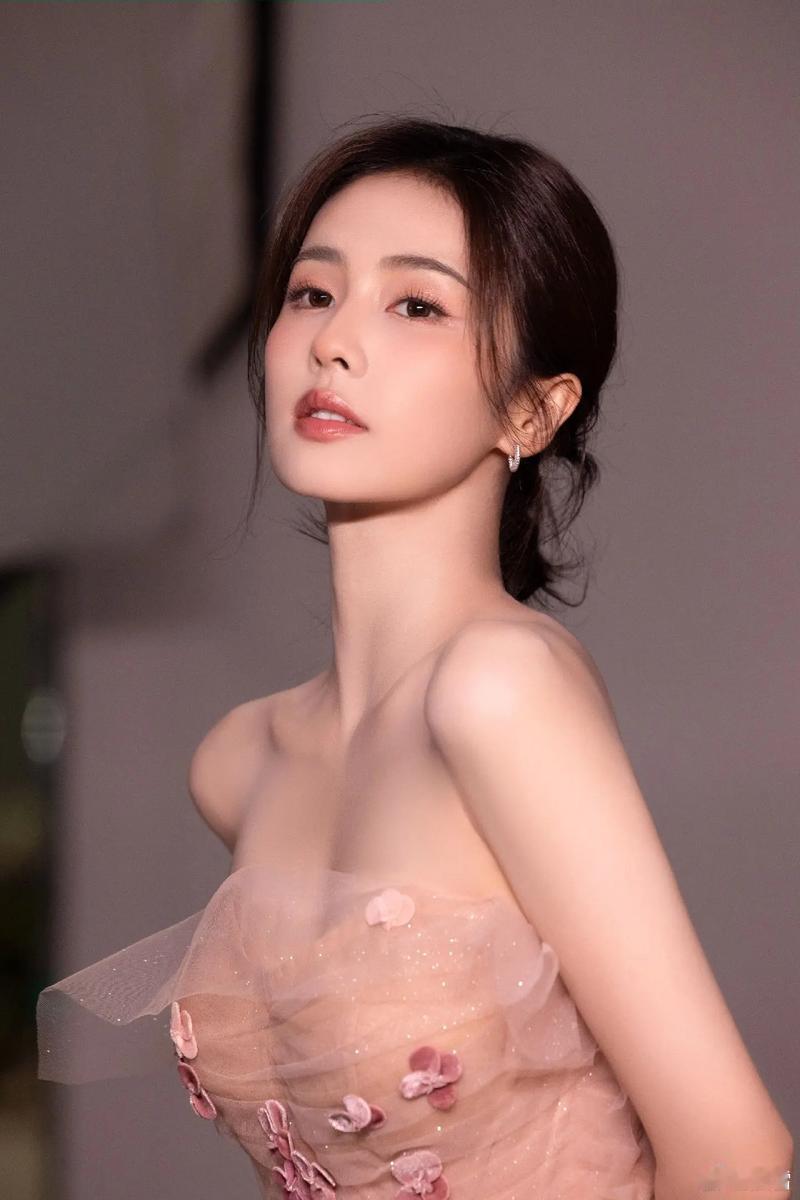 吃瓜白鹿最近在苦练表情管理，她不想再被网友做成表情包恶搞。原本她有意走大花路线，