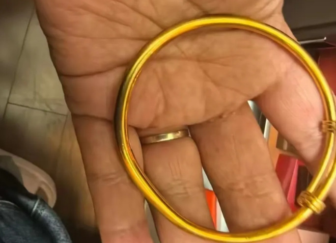 浙江上虞，徐女士买小青菜时，意外在袋中发现价值4万多的金手镯。她心善，做了20多