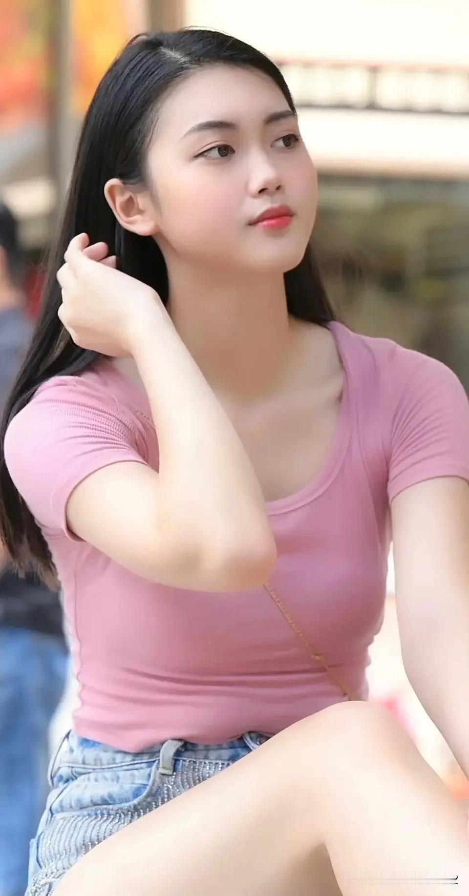 一位美女正面笑靥如花似玉，右手轻轻托腮，大长白腿外露，惬意地坐在那程思。那笑容如