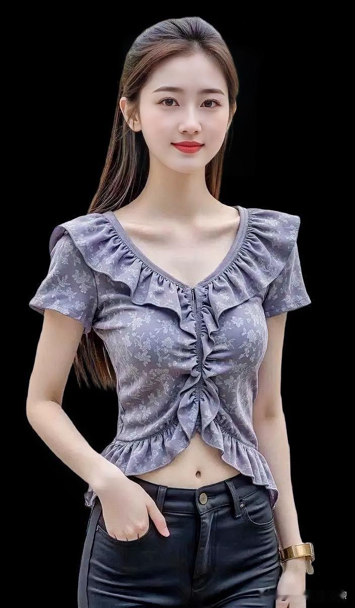 雾蓝紫上衣晕染清雅，荷叶边勾勒柔美轮廓。一抹浅笑明媚动人，自信姿态融汇古典温婉与
