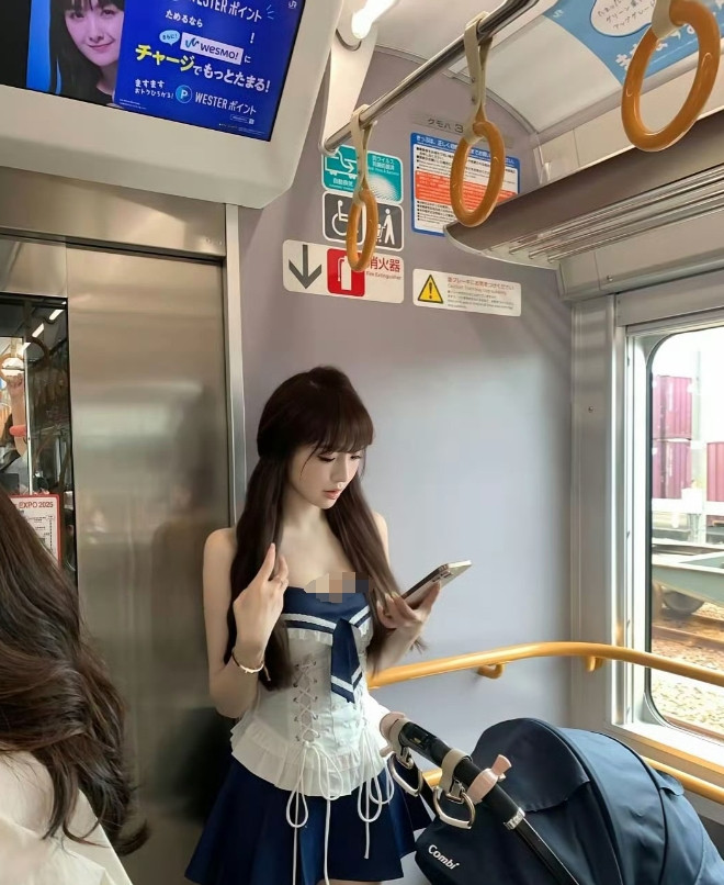 日本大阪轻轨上，带孩子的妈妈。