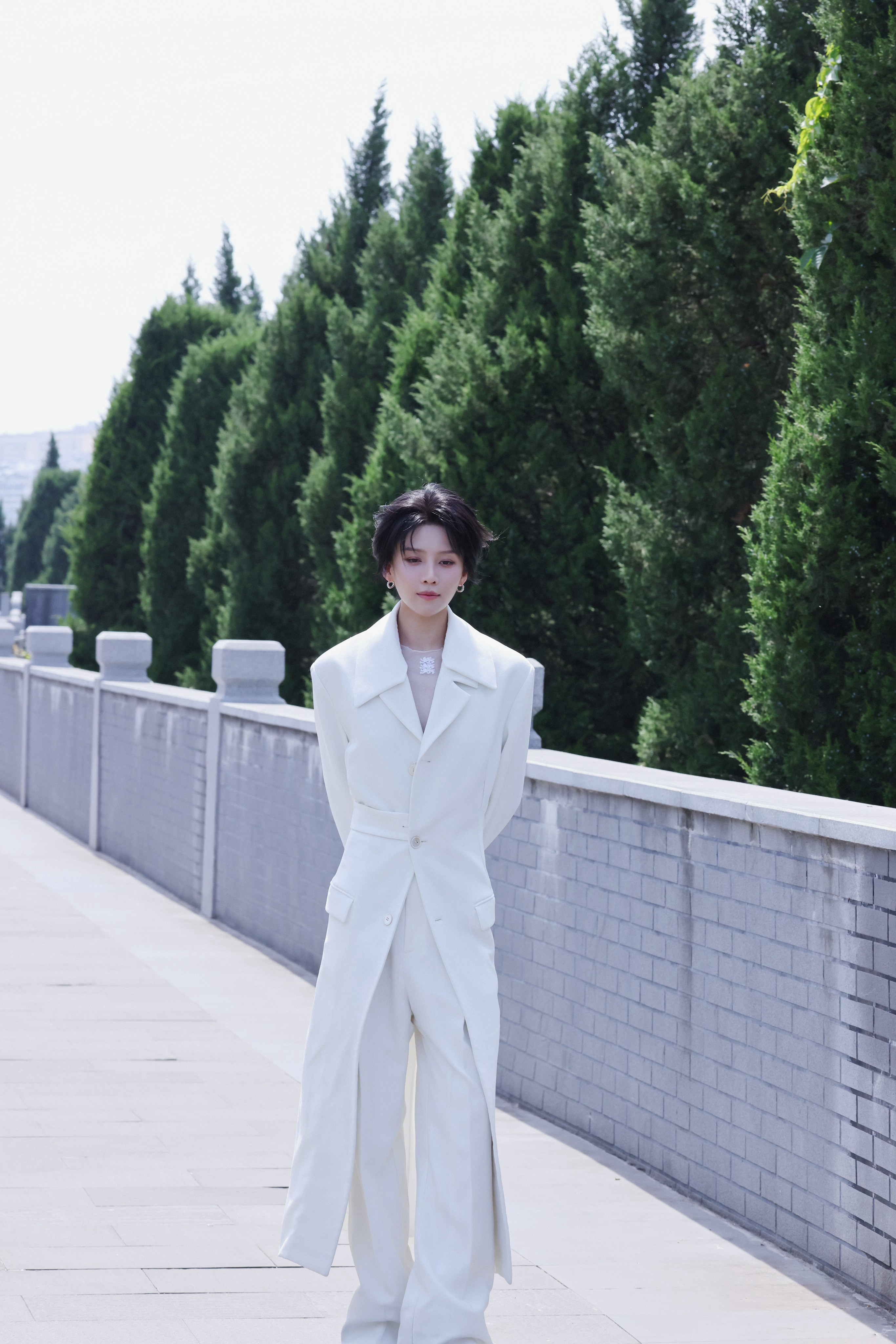 小小细长的一条人上全是衣服