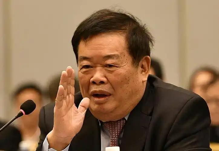 🌛79岁的玻璃大王曹德旺，霸气放狠话绝不做赔本买卖，你敢乱加关税，我就不卖