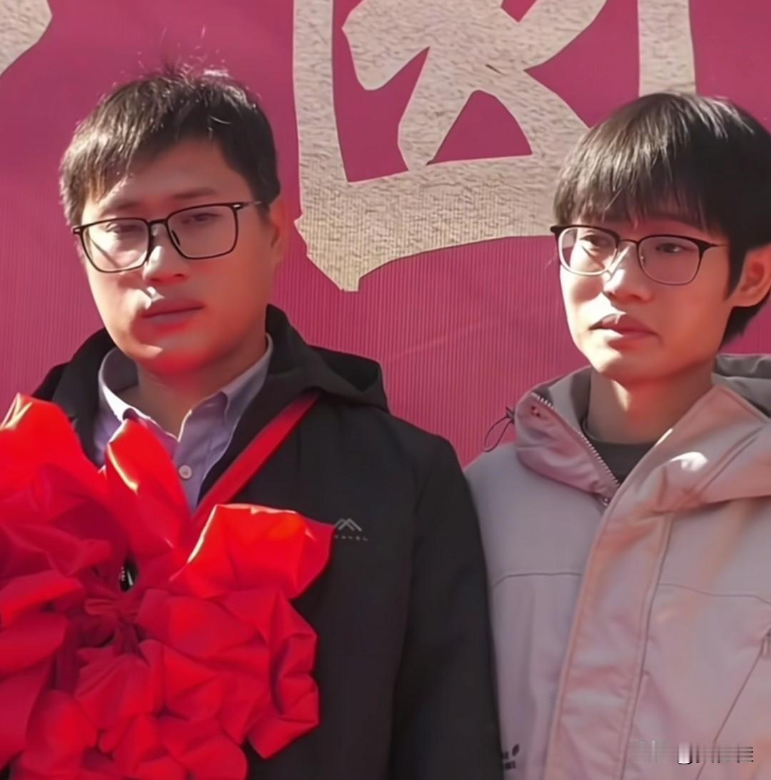 其实不光他，好多被拐的孩子寻亲成功后，认亲时都未必是满心欢喜。毕竟从小跟着养父母