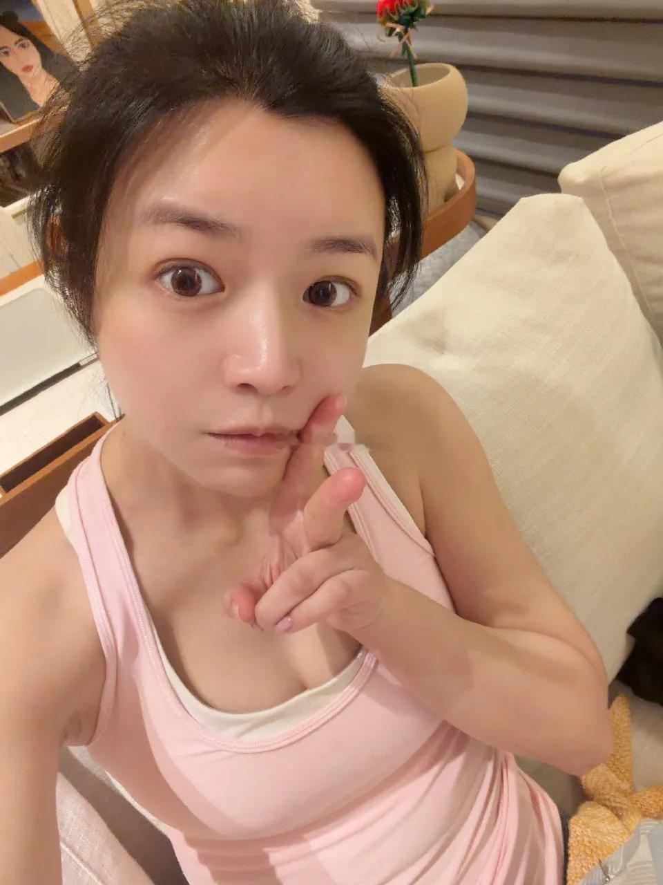 陈妍希真是太自律了，大年初二就已经开始健身了，难怪平时一看就是健康美的状态，健康