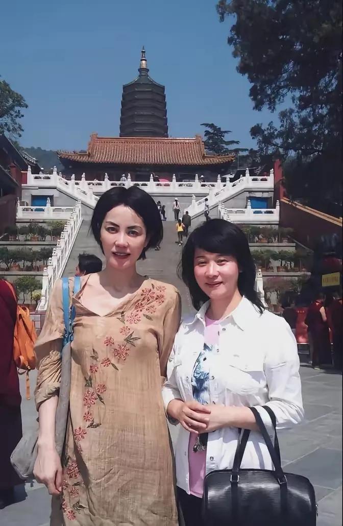 天后王菲近日独自一人现身北京灵光寺礼佛，这一次素颜出镜的她衣着随意，没有戴口罩，