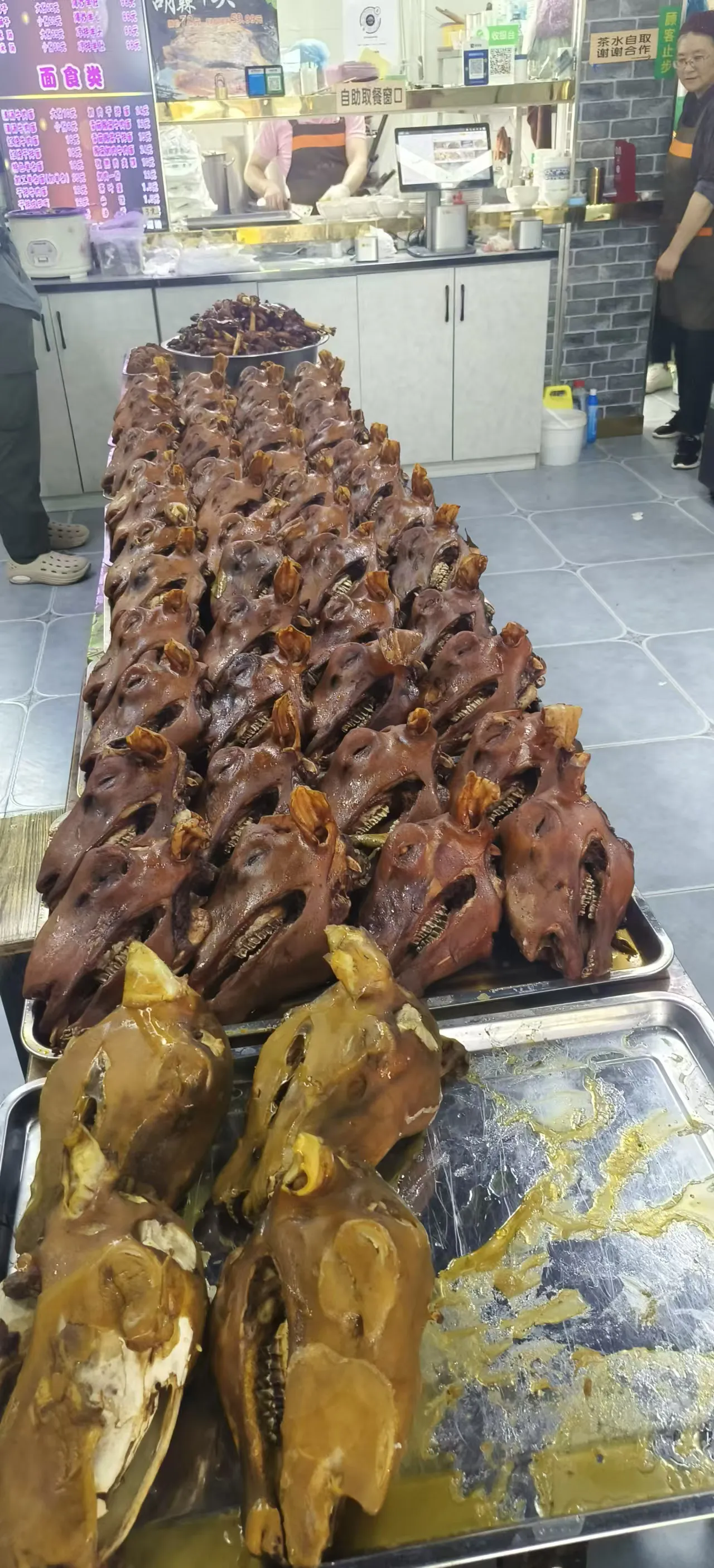新疆的羊肉多就是多，见识一下卤羊头太好吃了，你能吃几个？