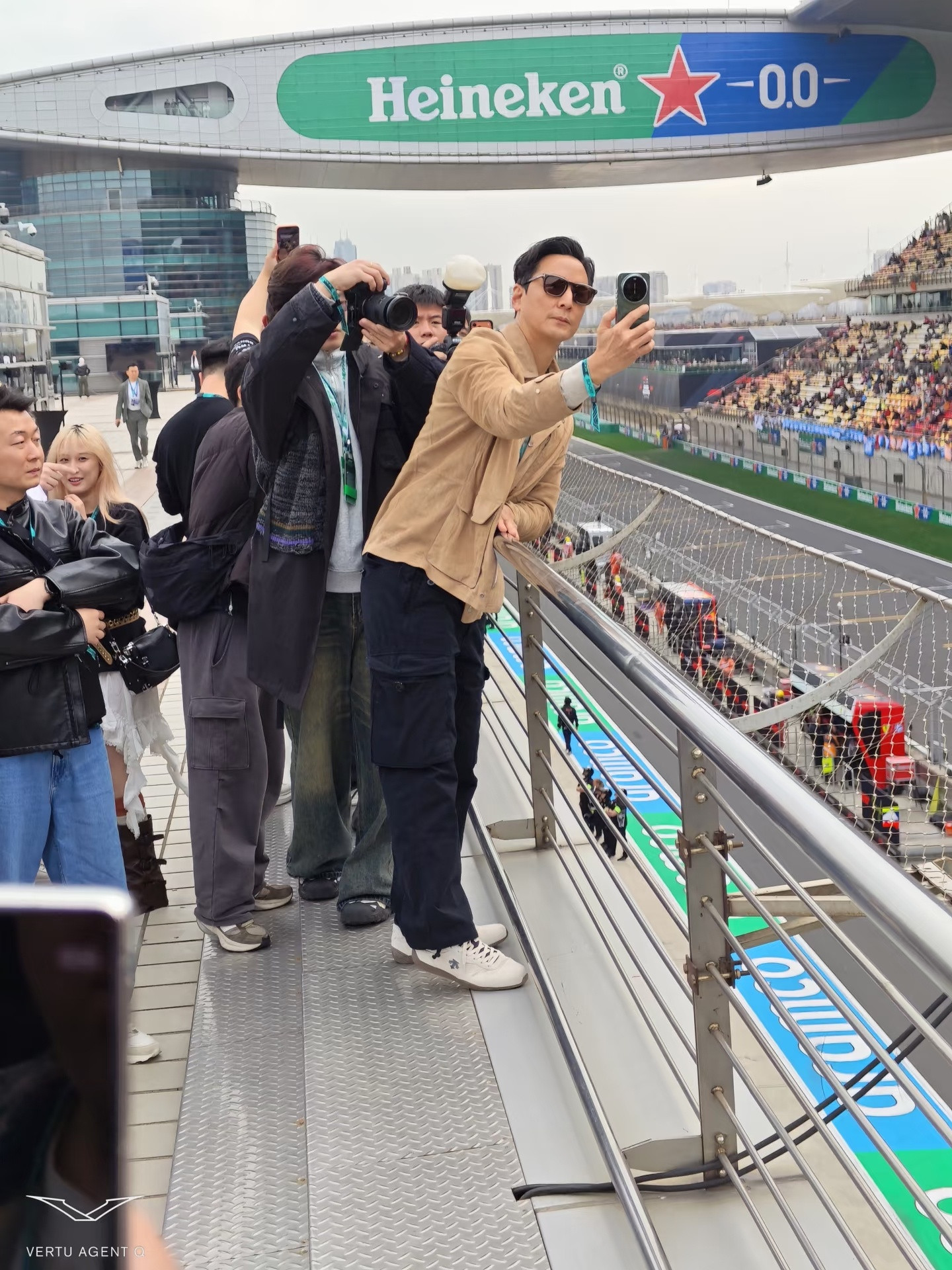 还是港台明星的代言敬业，这次上海F1赛场，吴彦祖手里拿的就是小米17Ul