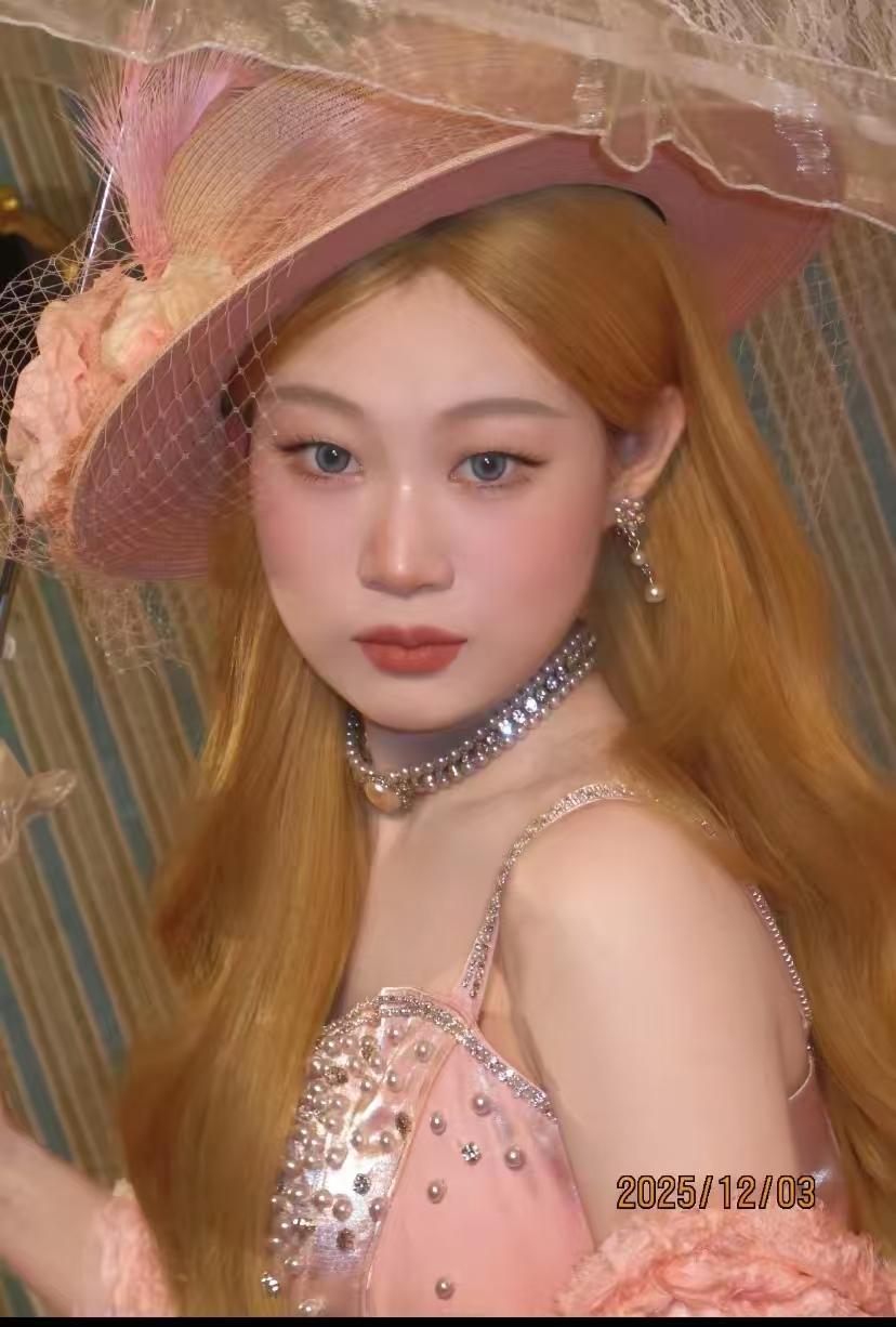 沈佳润这姑娘终于“翻车”了。倒不是说她有多不好看，只是强行装韩流歌手就有点过分了