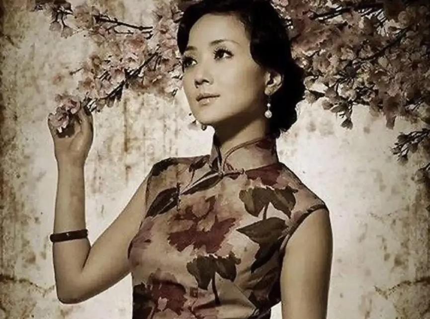 1974年，90岁的国民党高官杨森娶了17岁的张灵凤，新婚之夜，张灵凤握着杨森的