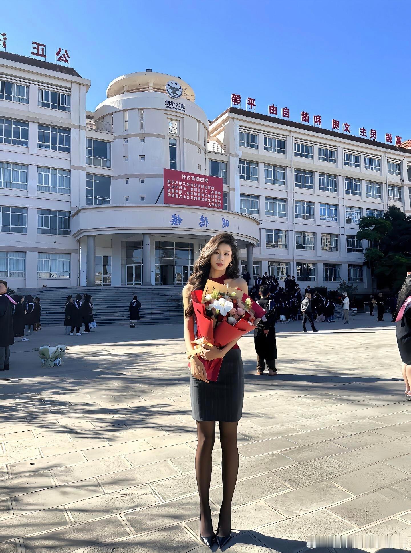 高跟丝袜搭配学士服，百变学姐的最美毕业季~​​​