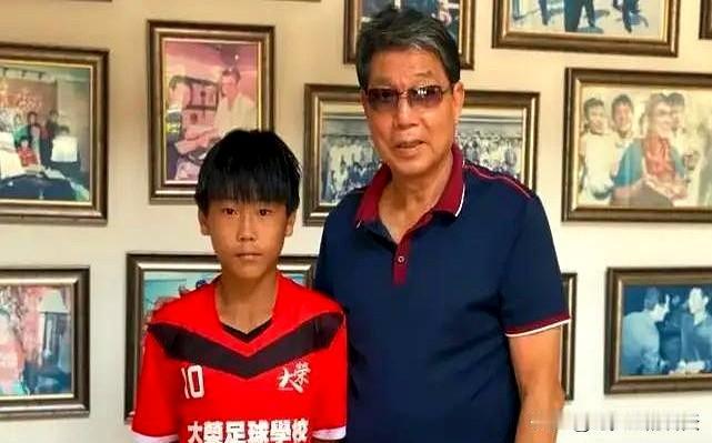 13岁上岛，半年就穿10号球衣，老徐这是真敢赌啊。当年武磊进根宝基地也是这个岁