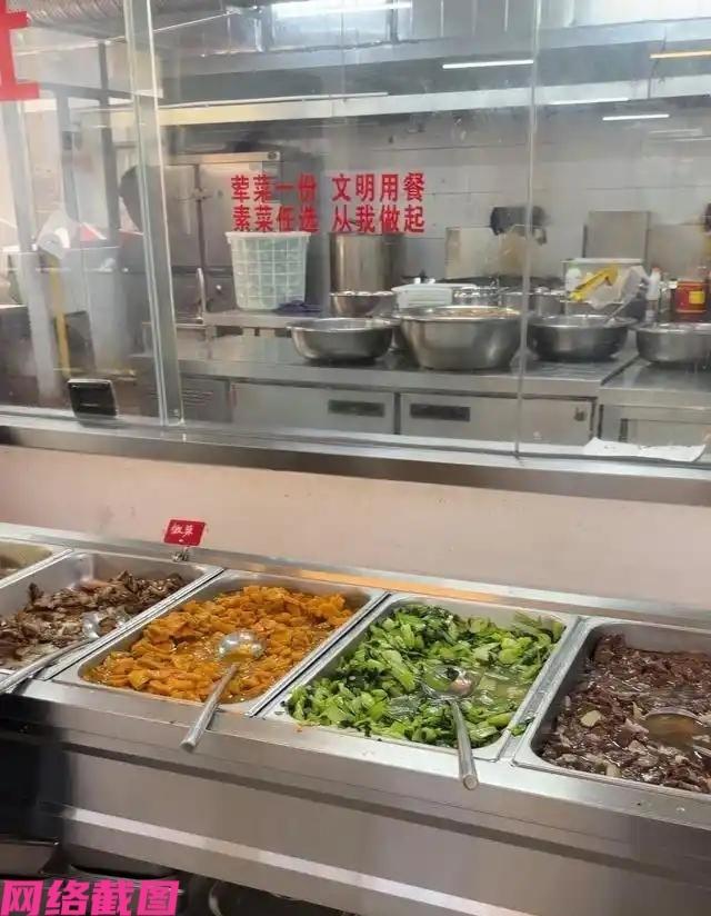 广州有一家饭店里出六块钱自助，五菜一汤加现炒，米饭素菜随便吃，带一个荤菜，众人生
