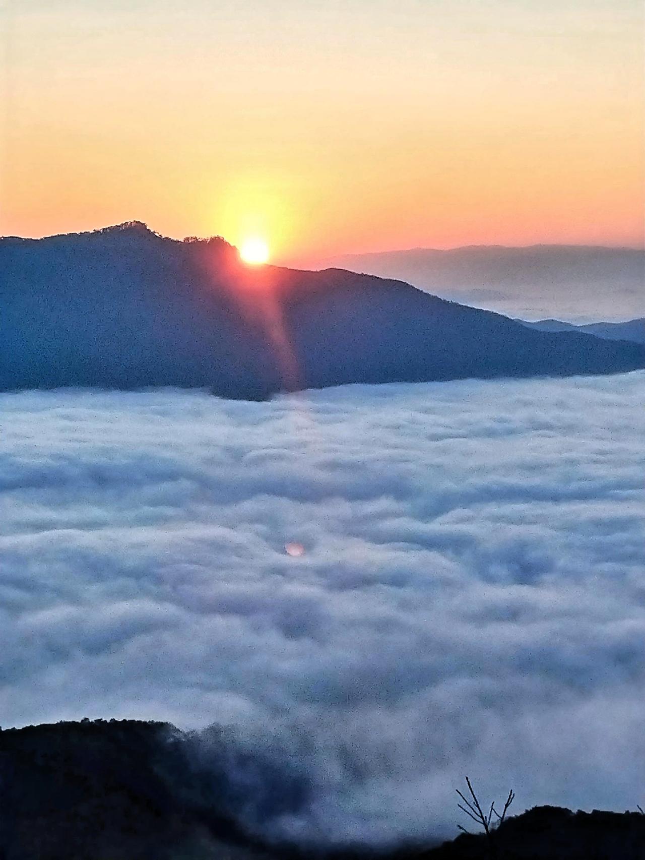 晨曦初露，云海翻滚，山巅之上，静待日出。邦东昔归站在邦东昔归这云雾缭绕的山巅，被