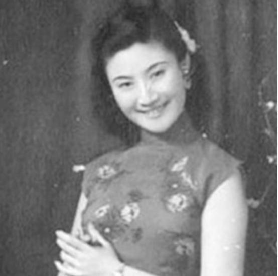 ☁1966年，“京剧皇后”言慧珠自缢前，她拉着11岁的儿子跪在丈夫俞振飞面