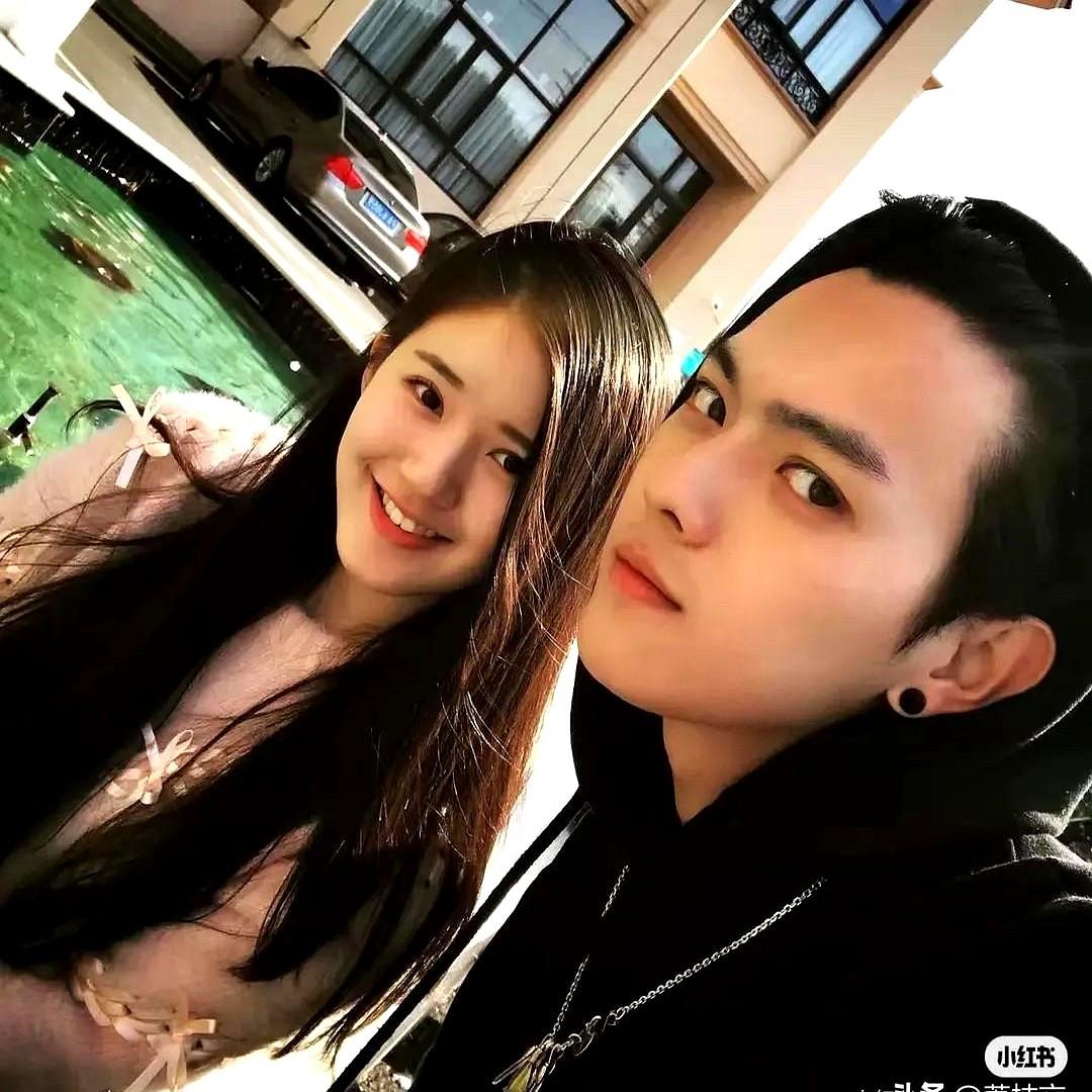 于正发了赵露思和许凯早期的合照，当时的她还是甜妹。老于冷不丁翻出旧照片甩在大家