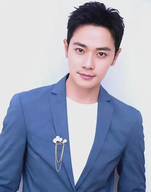 曹骏是中国内地知名男演员，他有众多令人印象深刻的代表作品。1996年，8岁的曹骏