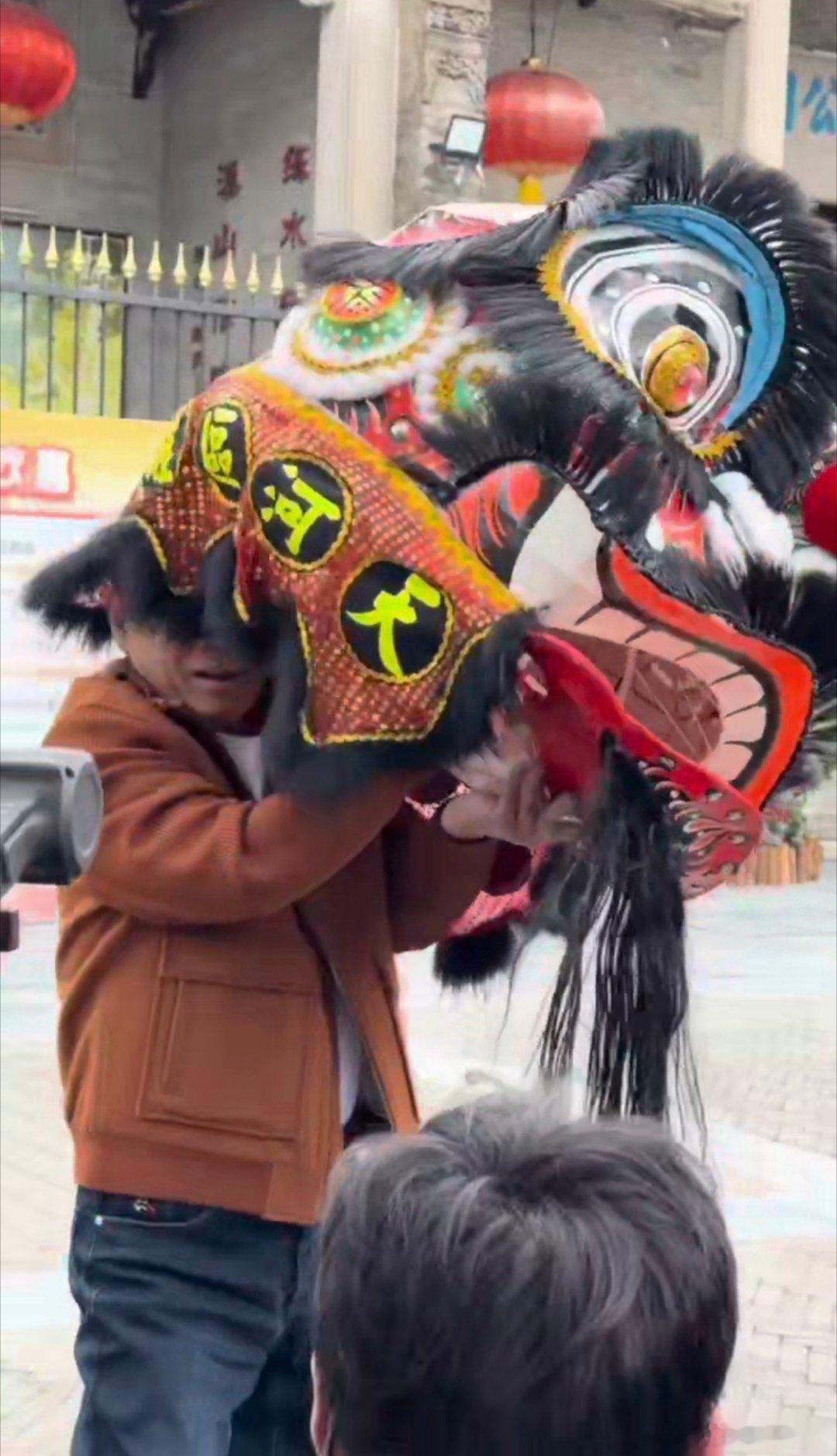 玩过了王者荣耀，魏建军又开始玩舞狮了彻底跟年轻人玩high了明天我想组队打王者，