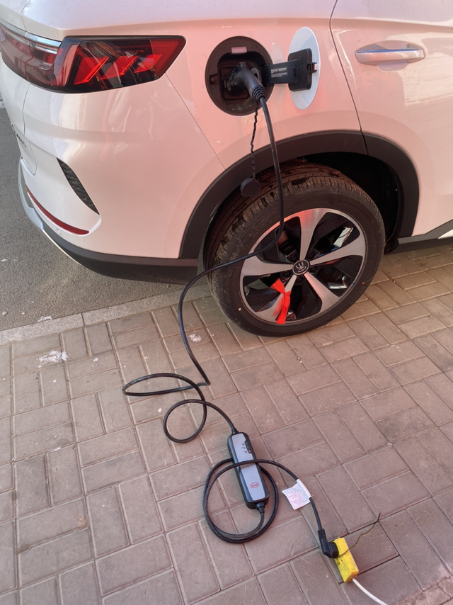 比亚迪宋plusdmi自带慢充接地今天在老家村里充电，家里插线板还比较方便，没