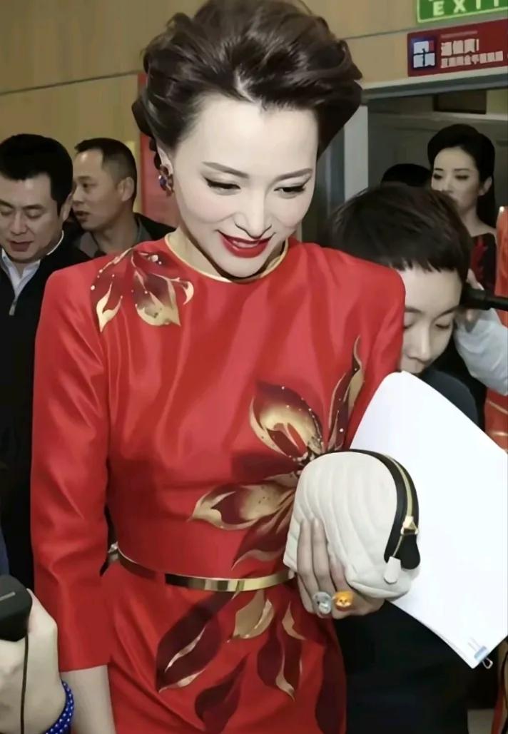 董卿真的是永远的神！这次穿大红印花礼服，那气质韵味直接拉满，精致时尚又洋气，美得