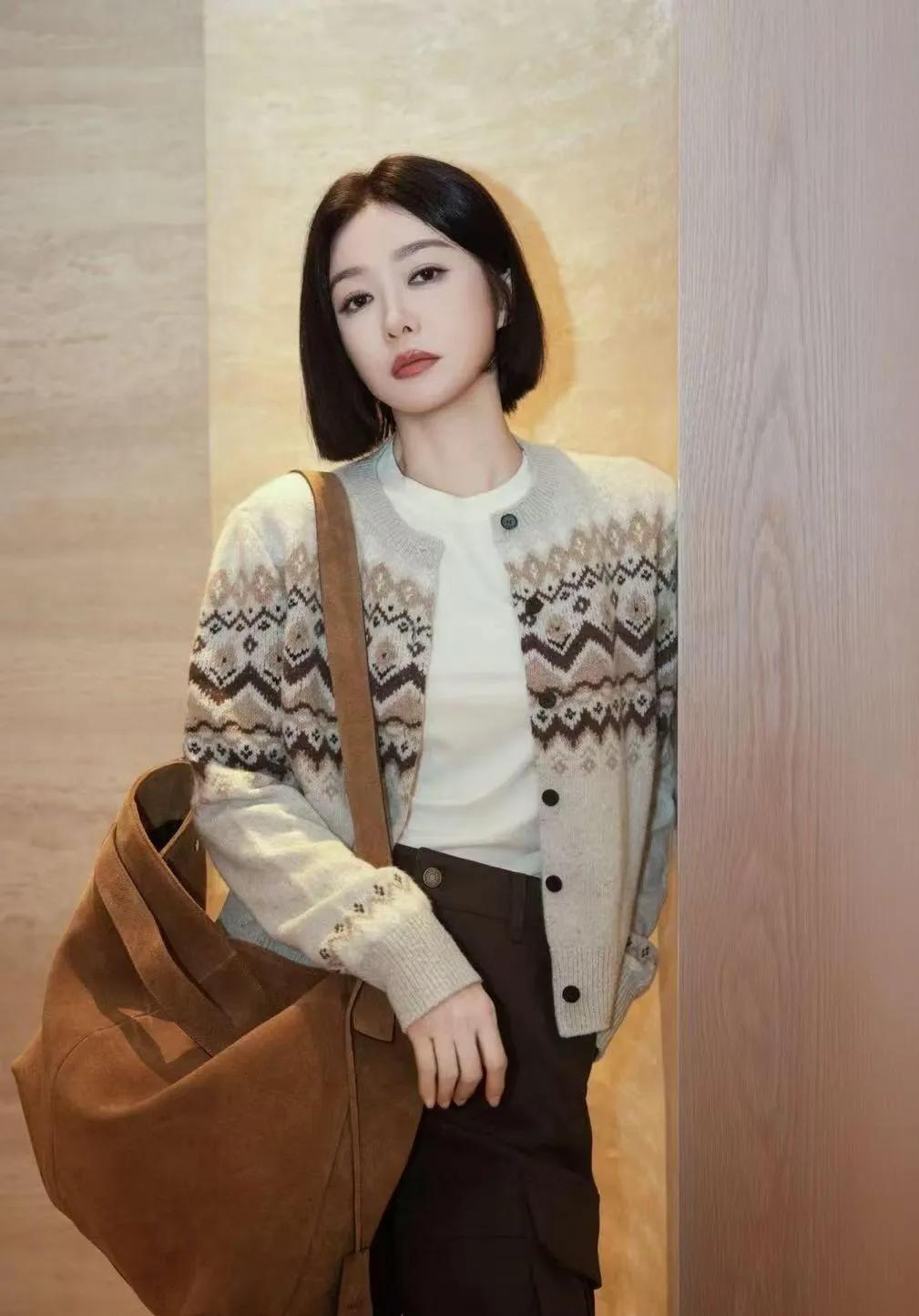 秦岚换短发后这状态，时髦到犯规！秦岚新短发也太灵了！提花开衫搭白T+棕色工