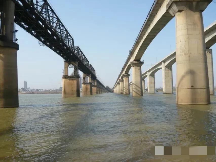 这座还在行驶火车的铁路桥已建成70年了，已列为文物。它是湘黔铁路湘潭湘江铁路桥，