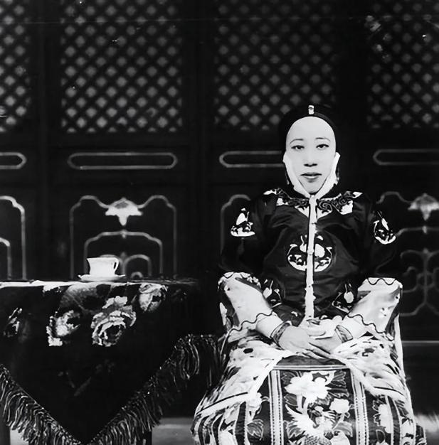 1901年盛夏，项城袁寨灵堂里的冰化了三茬。袁世凯盯着母亲棺椁下洇开的水渍，突然