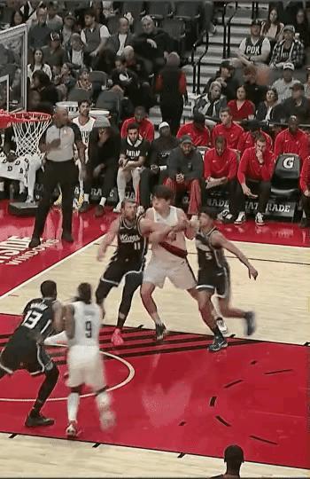 杨瀚森的力量很强，他的体重排NBA第九（122公斤），这在内线对抗中是巨大的优势