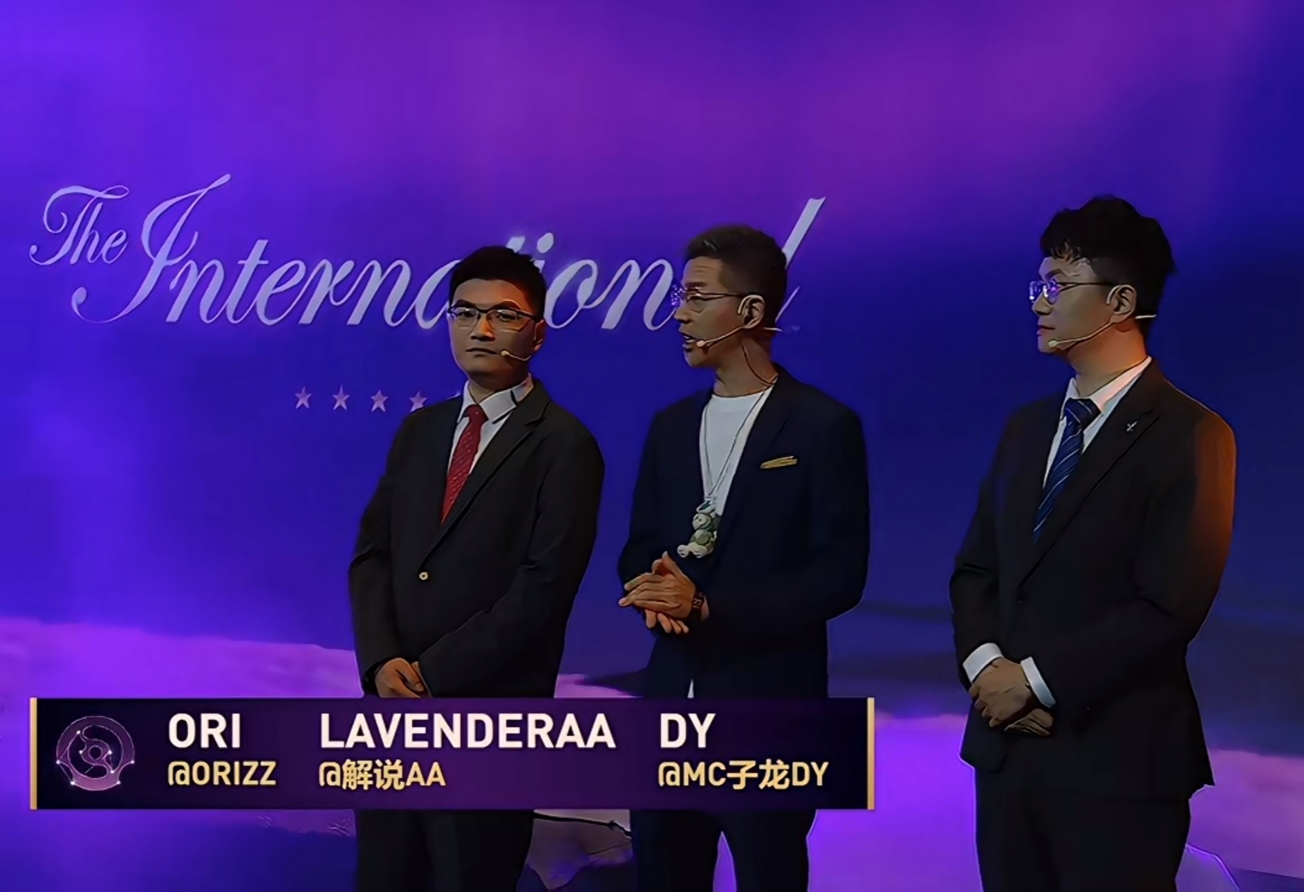 哈哈，第一次看到三个人解说！焦糖布丁会成为冠军解说吗！dota2​​​