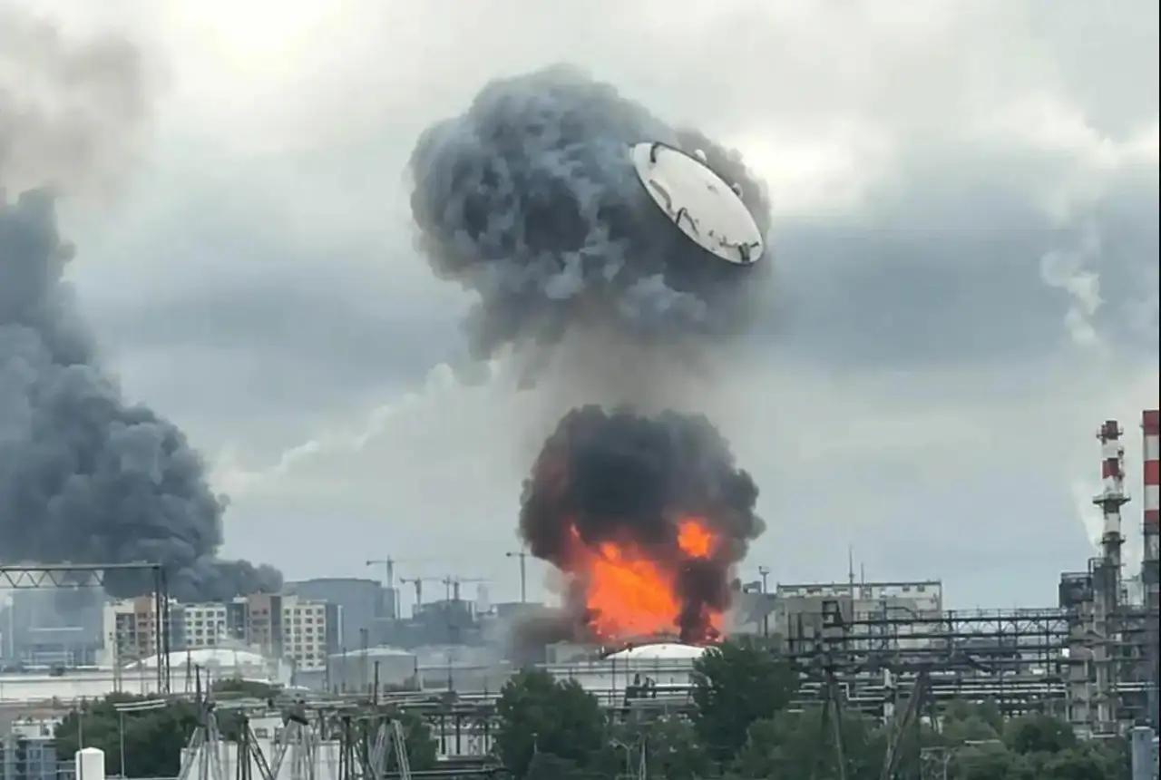 乌克兰无人机对莫斯科的空袭，毁坏程度严重很多，激发了克里姆林宫的疯狂报复这玩意