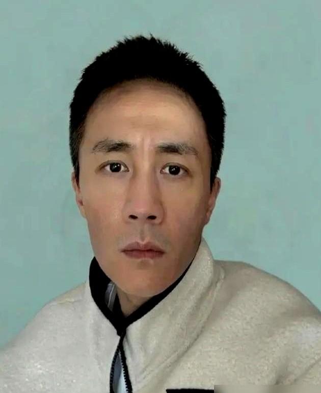 红毯上隔半米，都是演给后台看的。张凌赫和田曦薇，从尖叫之夜的背对背，到杀青宴